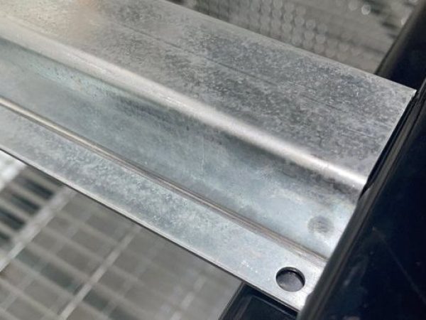 top hat support for pallets